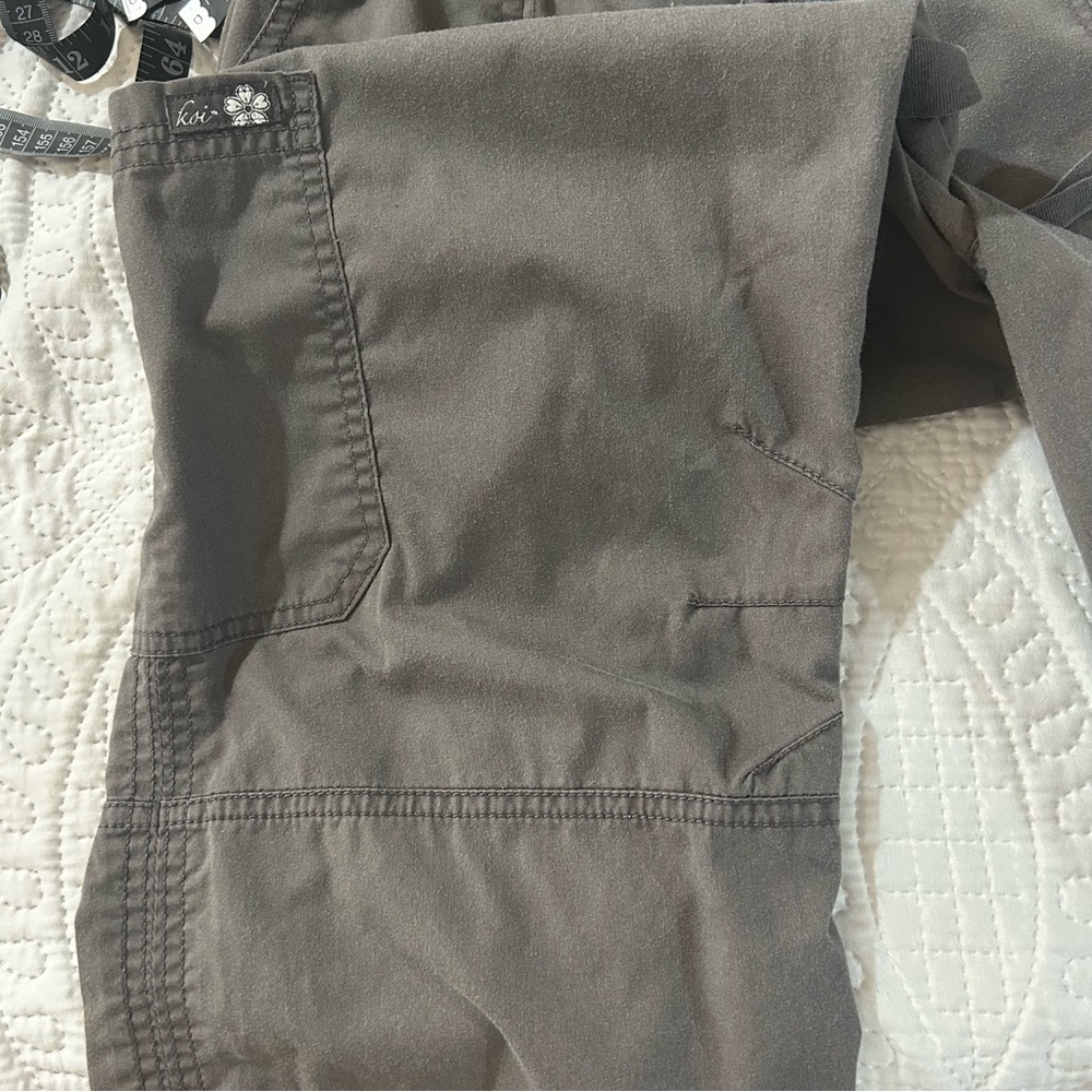 Koi by Kathy Peterson Gray Cargo Capri Pants Size Large Petite - Picture 4 of 11